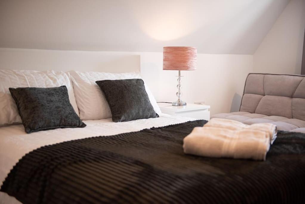 Rosey Lodge -1Bedroom Cousy Flat - Parking, Netflix, Wifi - Close To Blenheim Palace & Oxford - F5 Kidlington Extérieur photo